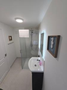 2 Bed Apartment with Harbour Views Apt 2