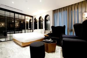 Suite - Nhận Phòng 6:00 Tối Từ Thứ Hai Tới Thứ Năm, 8:00 Tối Thứ Sáu - Chủ Nhật, 10:00 Tối Thứ Bảy (Suite - Check-In Mon-Thu 6PM, Fri-Sun 8PM, Sat 10PM)