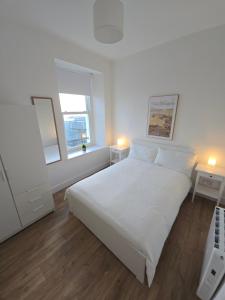 2 Bed Apartment with Harbour Views Apt 2