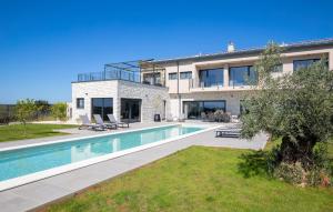 Nice Home In Bale With Sauna