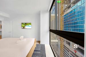 Cozy 1BR Retreat with City Views Balcony & Wi-Fi