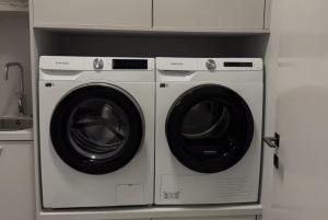 Room in modern downtown apt with private bathroom