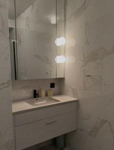 Room in modern downtown apt with private bathroom