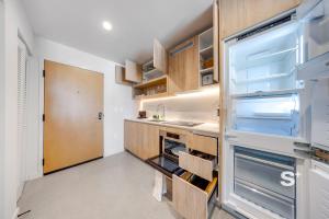 Luxury 1BR Stay with King Bed Pool & Gym