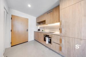 Luxury 1BR Stay with King Bed Pool & Gym