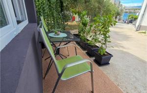 Stunning Apartment In Okrug Gornji