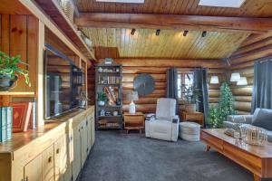 Explore Fairbanks! Authentic Log Cabin with Views