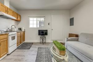 5 Mi to Santa Monica Pier and Beach Chic Studio