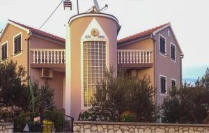 Nice Apartment In Jezera With House Sea View