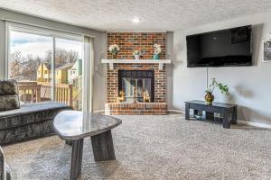 2 Mi to Castleton Square Mall! Quaint Condo