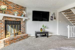 2 Mi to Castleton Square Mall! Quaint Condo