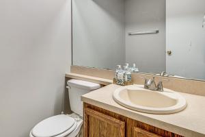 2 Mi to Castleton Square Mall! Quaint Condo