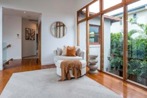 Balmoral Tropical Haven Sun, Pool & Serenity