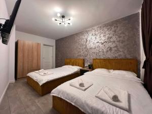 Spacious 3BR 2BA Apt with 2 Living Areas