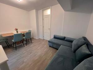 Spacious 3BR 2BA Apt with 2 Living Areas