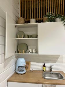 Sauna, tupa ja poreallas joen varrella