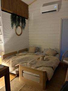 Sauna, tupa ja poreallas joen varrella