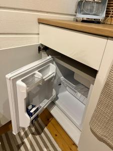 Sauna, tupa ja poreallas joen varrella