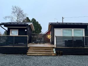 Sauna, tupa ja poreallas joen varrella