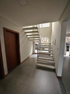 Casa com 6 suítes, bem localizada