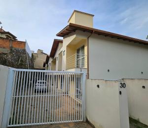 Casa com 6 suítes, bem localizada