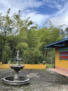 La Escondida, con acceso al lago