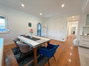 Burwood 4BR Family Home | Fast WiFi & Free Parking