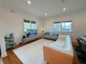 Burwood 4BR Family Home | Fast WiFi & Free Parking