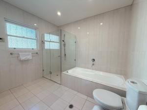 Burwood 4BR Family Home | Fast WiFi & Free Parking