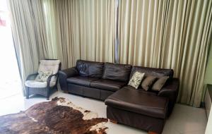 Casa 5 quatos com 4 suites, piscina, condomínio frente mar!