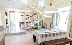 Casa 5 quatos com 4 suites, piscina, condomínio frente mar!