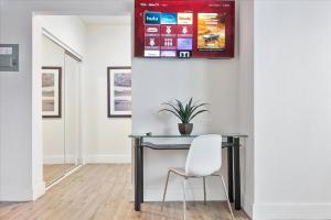 South of Fifth Studio Steps to Beach on Ocean Drive