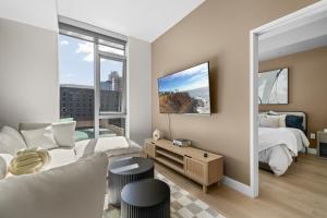 Modern DTLA 1BR l High Rise Pool Gym