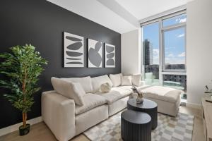 Modern DTLA 1BR l High Rise Pool Gym