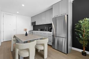 Modern DTLA 1BR l High Rise Pool Gym