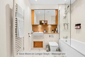 Modern 3-Bed Penthouse with Terrace & Gym, Near Canary Wharf, Weekly deals