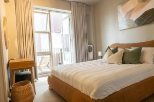 Potts Point Art Deco w Harbour & Skyline Views