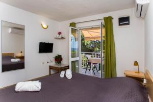 Family friendly seaside apartments Dingac - Borak, Peljesac - 18060