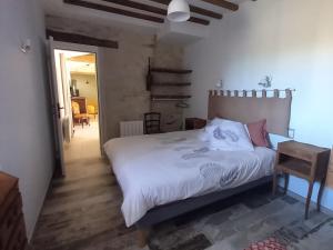 Gîte rénové avec piscine chauffée et jardin clos, à proximité des plages et de la campagne bio. - FR-1-426-531