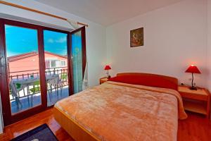 Apartments and rooms with a swimming pool Novigrad - 6951