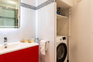 Elegant Haussmannian-style apt in Paris I Balcony and City Views, close to Metro, Parking available