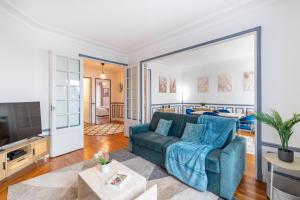 Elegant Haussmannian-style apt in Paris I Balcony and City Views, close to Metro, Parking available