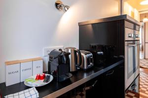 Elegant Haussmannian-style apt in Paris I Balcony and City Views, close to Metro, Parking available