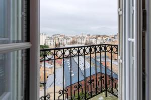 Elegant Haussmannian-style apt in Paris I Balcony and City Views, close to Metro, Parking available