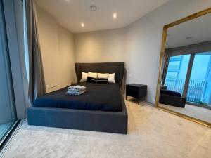 Penthouse 2 Bed 2 Bath 360 Balcony Rooftop View of London River Thames - LuxuryLondonStays