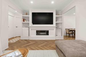 4 Bedrooms, Spacious Backyard, Fireplace, Walk to Beach - February treat - Book 3 nights, pay for only 2