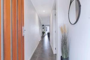 Dakabin Escape - Modern Comfort near Dining & Shops
