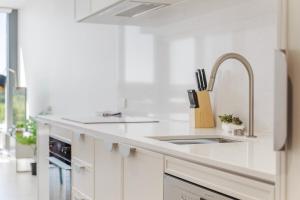 Stylish 1BDR Sunlit Apartment w Rooftop Pool & Gym