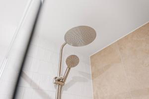 Stylish 1BDR Sunlit Apartment w Rooftop Pool & Gym