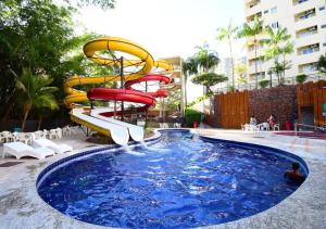 Vista Piscina Suíte Luxo com Piscinas Quentes no Golden Dolphin Resort